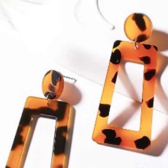 🥳{x2 HP} •Tortoise Acrylic Drop Earrings• - Picture 3 of 5